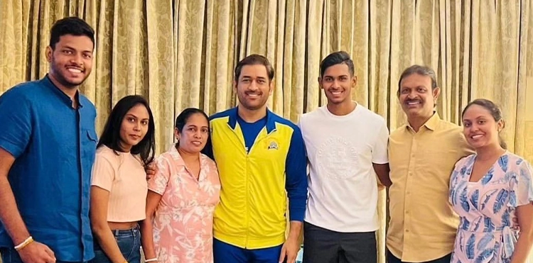 Dhoni Meets Matheesha Pathirana Family in Chennai
